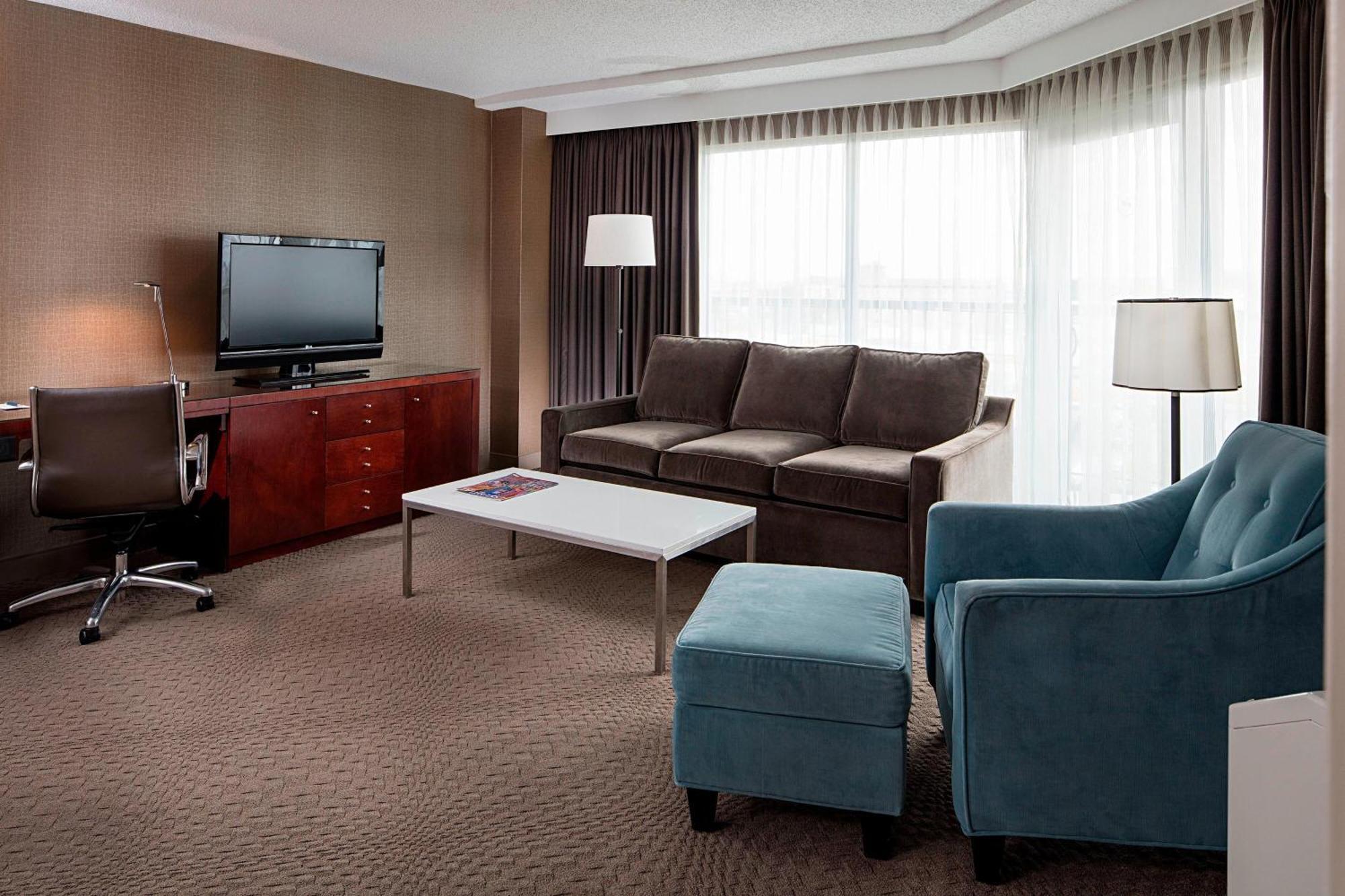 Sheraton Cavalier Calgary Hotel YYC Exterior foto