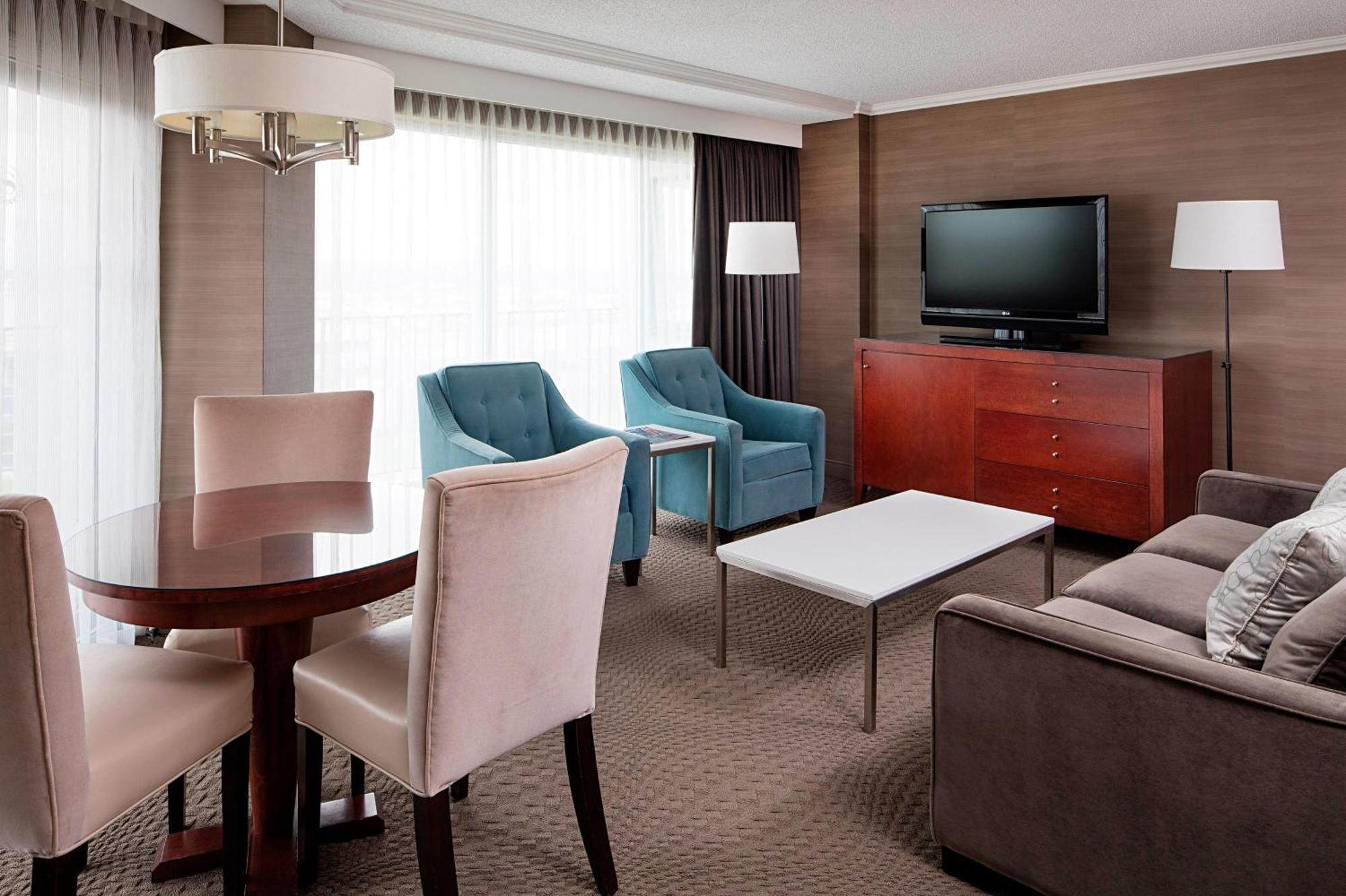 Sheraton Cavalier Calgary Hotel YYC Exterior foto
