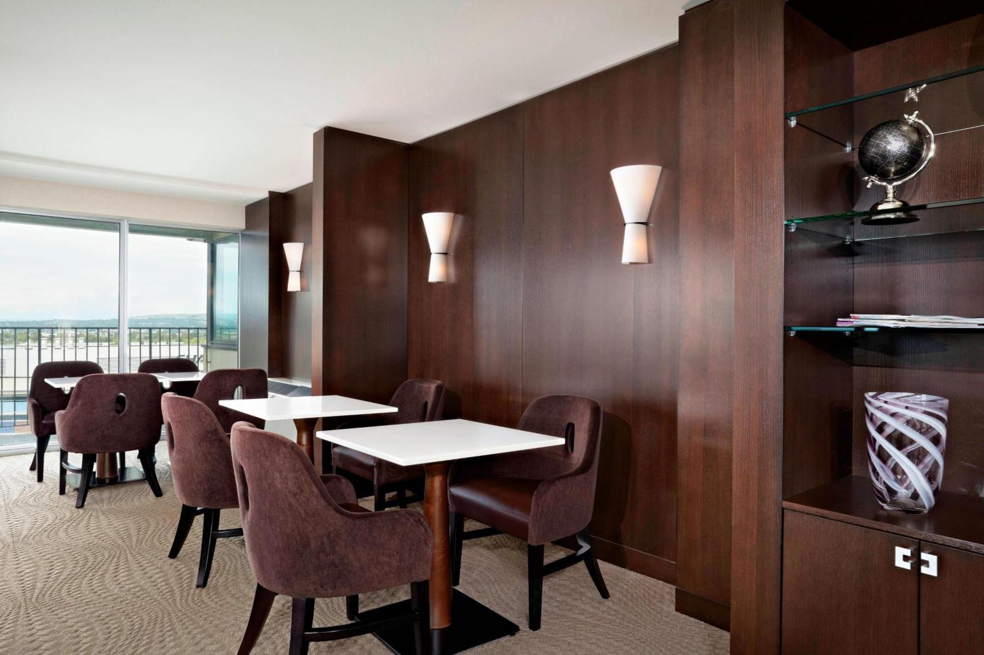 Sheraton Cavalier Calgary Hotel YYC Exterior foto